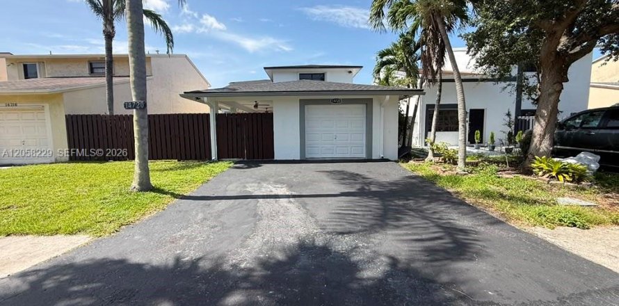 House in Miami, Florida 4 bedrooms, 159.61 sq.m. № 2248965