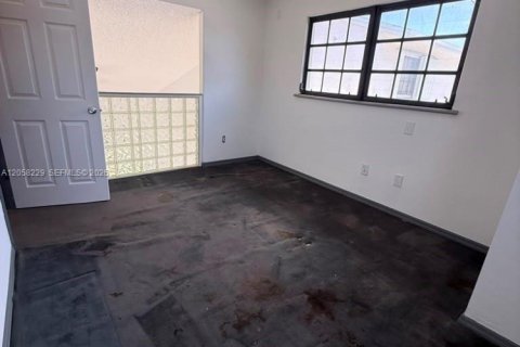 House in Miami, Florida 4 bedrooms, 159.61 sq.m. № 2248965 - photo 16