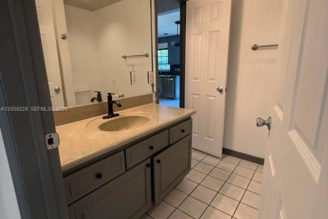 House in Miami, Florida 4 bedrooms, 159.61 sq.m. № 2248965 - photo 13