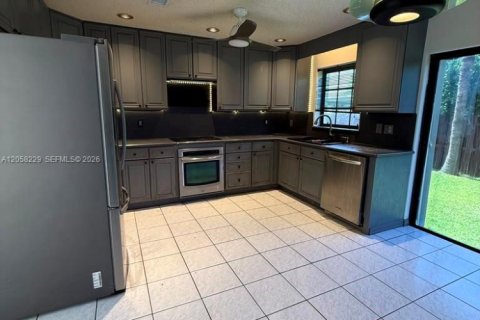 House in Miami, Florida 4 bedrooms, 159.61 sq.m. № 2248965 - photo 7