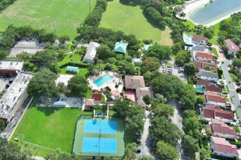 House in Miami, Florida 4 bedrooms, 159.61 sq.m. № 2248965 - photo 29
