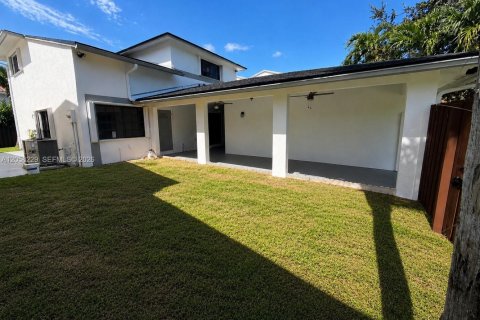 House in Miami, Florida 4 bedrooms, 159.61 sq.m. № 2248965 - photo 26