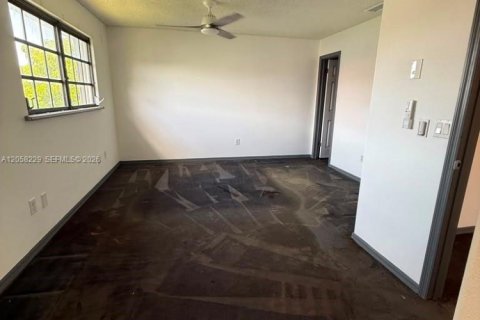 House in Miami, Florida 4 bedrooms, 159.61 sq.m. № 2248965 - photo 20