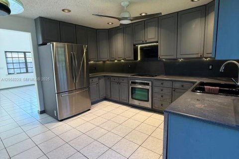 House in Miami, Florida 4 bedrooms, 159.61 sq.m. № 2248965 - photo 8