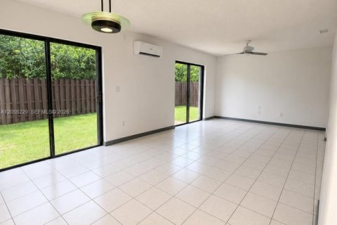 House in Miami, Florida 4 bedrooms, 159.61 sq.m. № 2248965 - photo 9