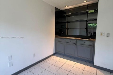 House in Miami, Florida 4 bedrooms, 159.61 sq.m. № 2248965 - photo 10