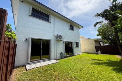 House in Miami, Florida 4 bedrooms, 159.61 sq.m. № 2248965 - photo 24