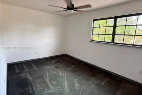 House in Miami, Florida 4 bedrooms, 159.61 sq.m. № 2248965 - photo 18