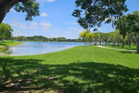 House in Miami, Florida 4 bedrooms, 159.61 sq.m. № 2248965 - photo 30