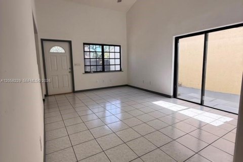 House in Miami, Florida 4 bedrooms, 159.61 sq.m. № 2248965 - photo 6