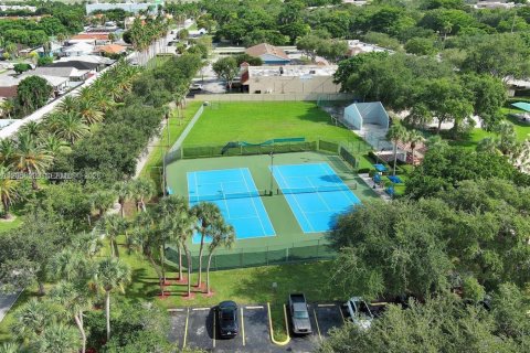 House in Miami, Florida 4 bedrooms, 159.61 sq.m. № 2248965 - photo 28