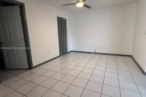 House in Miami, Florida 4 bedrooms, 159.61 sq.m. № 2248965 - photo 11