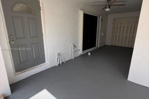 House in Miami, Florida 4 bedrooms, 159.61 sq.m. № 2248965 - photo 3