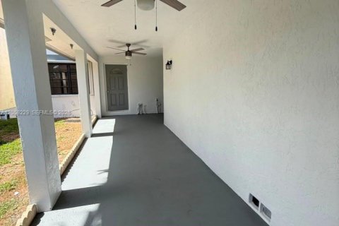 House in Miami, Florida 4 bedrooms, 159.61 sq.m. № 2248965 - photo 2