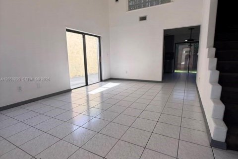 House in Miami, Florida 4 bedrooms, 159.61 sq.m. № 2248965 - photo 4