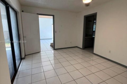 House in Miami, Florida 4 bedrooms, 159.61 sq.m. № 2248965 - photo 12