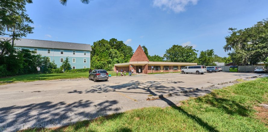Commercial property in Jacksonville, Florida 416.39 sq.m. № 818065