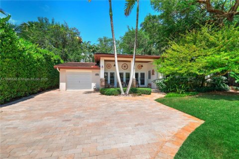 Снять в аренду виллу или дом в Саут-Майами, Флорида 4 спальни, 251.95м2, № 1948678 - фото 23