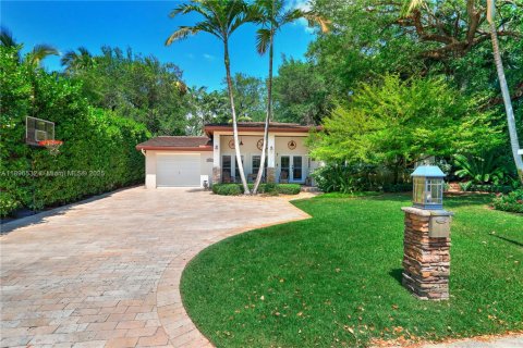 Снять в аренду виллу или дом в Саут-Майами, Флорида 4 спальни, 251.95м2, № 1948678 - фото 1