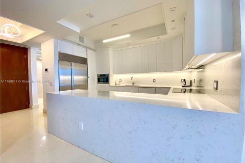 Condo in Miami Beach, Florida, 2 bedrooms  № 1960583 - photo 1