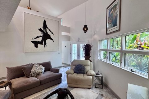 House in Saint Petersburg, Florida 3 bedrooms, 226.77 sq.m. № 2232464 - photo 12
