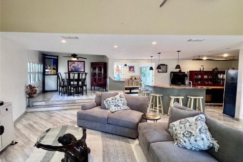 House in Saint Petersburg, Florida 3 bedrooms, 226.77 sq.m. № 2232464 - photo 6