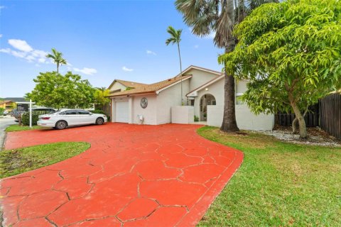 Villa ou maison à vendre à Miami, Floride: 3 chambres, 128.48 m2 № 1991285 - photo 1