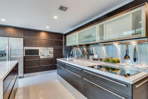 Condo in Miami Beach, Florida, 2 bedrooms  № 2077970 - photo 9