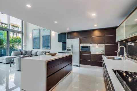 Condo in Miami Beach, Florida, 2 bedrooms  № 2077970 - photo 7
