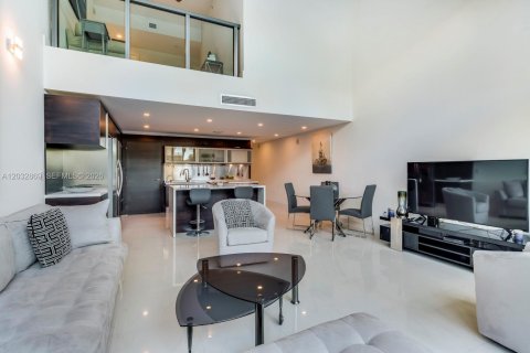 Condo in Miami Beach, Florida, 2 bedrooms  № 2077970 - photo 2