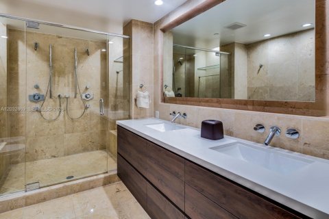 Condo in Miami Beach, Florida, 2 bedrooms  № 2077970 - photo 17