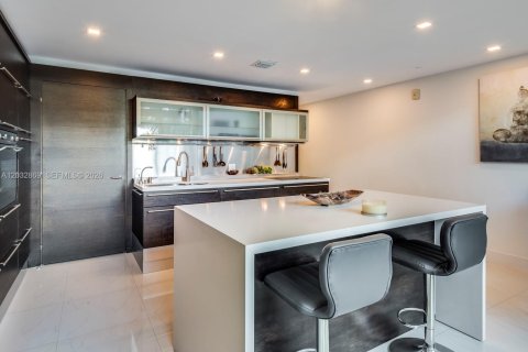 Condo in Miami Beach, Florida, 2 bedrooms  № 2077970 - photo 10