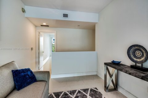 Condo in Miami Beach, Florida, 2 bedrooms  № 2077970 - photo 13