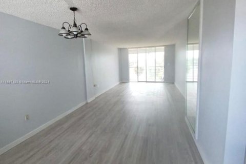 Condo in Miami, Florida, 2 bedrooms  № 1811628 - photo 2