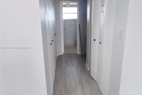 Condo in Miami, Florida, 2 bedrooms  № 1811628 - photo 9