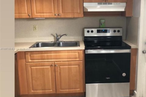 Condo in Miami, Florida, 2 bedrooms  № 1811628 - photo 6