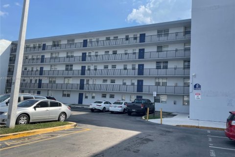 Condo in Miami, Florida, 2 bedrooms  № 1811628 - photo 17