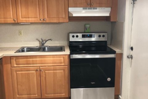 Condo in Miami, Florida, 2 bedrooms  № 1811628 - photo 4