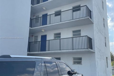 Condo in Miami, Florida, 2 bedrooms  № 1811628 - photo 15