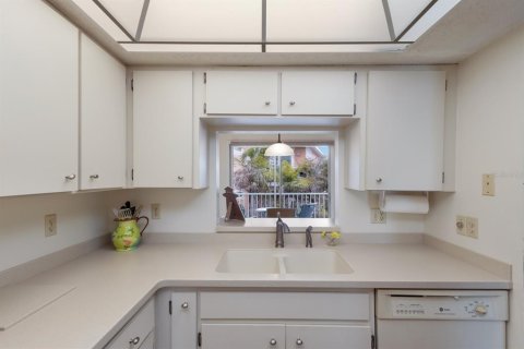 Condo in Bradenton Beach, Florida, 1 bedroom  № 1615220 - photo 11
