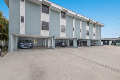 Condo in Bradenton Beach, Florida, 1 bedroom  № 1615220 - photo 1