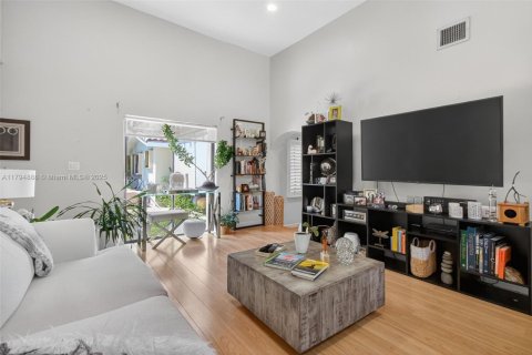 House in South Miami, Florida 4 bedrooms, 274.99 sq.m. № 1861113 - photo 11