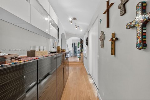 House in South Miami, Florida 4 bedrooms, 274.99 sq.m. № 1861113 - photo 24