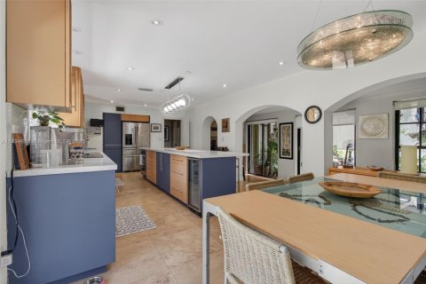 House in South Miami, Florida 4 bedrooms, 274.99 sq.m. № 1861113 - photo 21