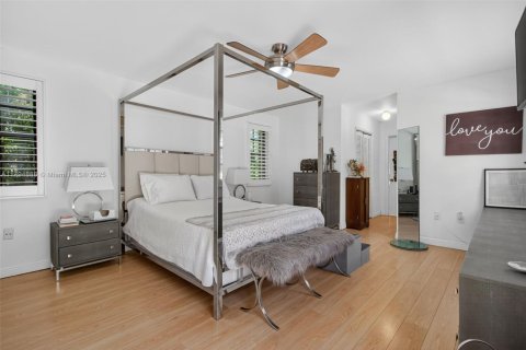 House in South Miami, Florida 4 bedrooms, 274.99 sq.m. № 1861113 - photo 27