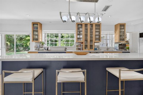 House in South Miami, Florida 4 bedrooms, 274.99 sq.m. № 1861113 - photo 12