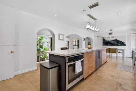 House in South Miami, Florida 4 bedrooms, 274.99 sq.m. № 1861113 - photo 15