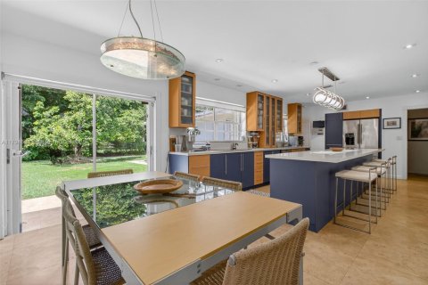 House in South Miami, Florida 4 bedrooms, 274.99 sq.m. № 1861113 - photo 20