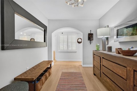 House in South Miami, Florida 4 bedrooms, 274.99 sq.m. № 1861113 - photo 7