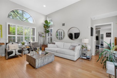 House in South Miami, Florida 4 bedrooms, 274.99 sq.m. № 1861113 - photo 9